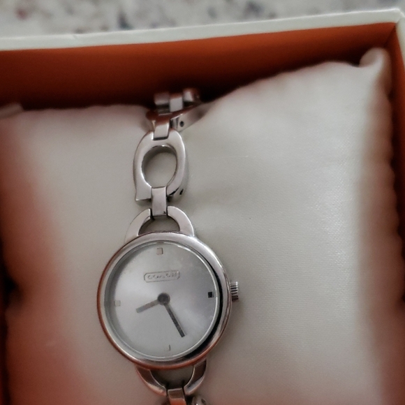 Coach C-watch battery needs to be replace - Picture 2 of 5